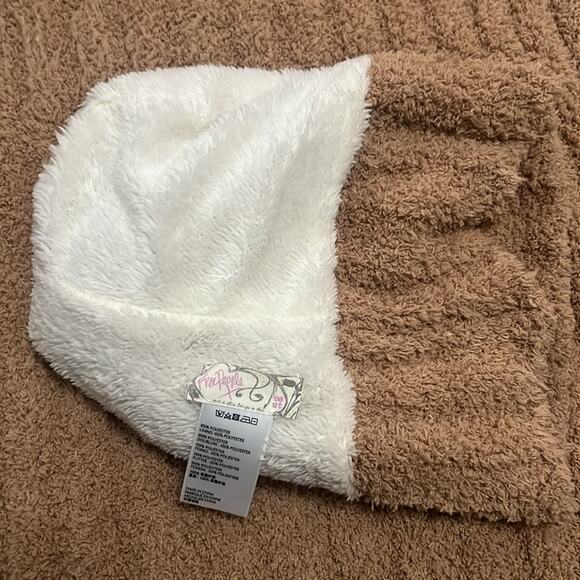 NWT FREE PEOPLE ANTHROPOLOGIE TAUPE HAT &‎ SCARFT SET - Picture 7 of 8